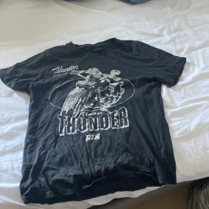 Svart t-shirt - Svart tröja med motorcykel på