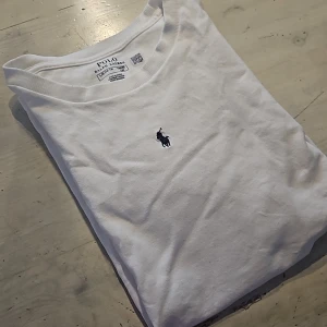 T-shirt Ralph Lauren  - Vit t-shirt från Ralph Lauren. Tjockare material. Ungdomsstorlek 14 år. 