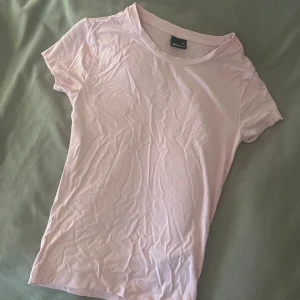 gina t shirt - rosa tajt t shirt från gina stl xs, bara använd en gång💕