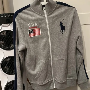 Ralph Lauren full zip - Ralph Lauren full-zip i strl 14-16. Köptes för 999kr, passar nån runt 170cm. Knappt använd