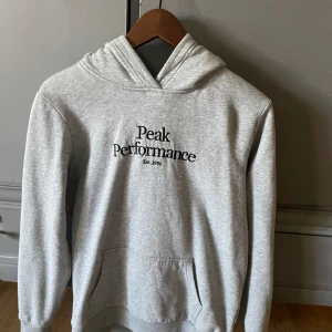 Peak Performance Hoodie - Grå Hoodie från peak performance, bra skick