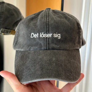 Keps - ”Det löser sig” - Aldrig använd - som ny! Klassisk stil. 