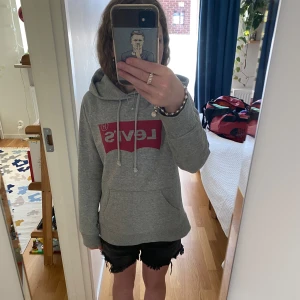 Levis hoodie  - super fin hoodie från Levis🥰 den är i toppen skick och ändast använd ett fåtal gånger, strl xxs men passar jättebra på mig som bär xs❤️