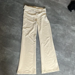 Kostymbyxa - Snygga tjusterbar kostymbyxa, i passformen Wide. Innerben-74 Midjemått- 40 Finns ett Skärp inbyggt 