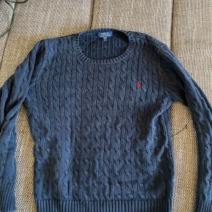 Ralph Lauren Cable - Hej, säljer denna tröja då jag har ingen användning av den längre! Storleken är i M men det står xl på tagen då det är ett annat storleksmått. Skicket är 10/10 inga defekter alls dvs priset! Fraktmetod ”liten” så frakten blir billigast som möjligt ☺️