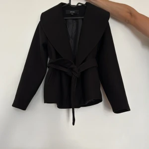 Kappa - Säljer min super fina kappa från Vero Moda då den inte kommit till någon användning alls, som ny 😍