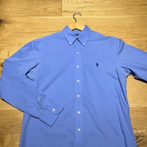 Ralph Lauren - Säljer en fet Ralph Lauren skjorta i storlek S fast sitter lite större. Typ som M. Uppskattad längd 180-185. Skick 9,5/10 Tveka inte på att höra av dig !