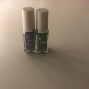 2 st nagellack  - Här säljer jag 2 st nagellack!😀 ett lila glittrigt och ett grönt, den gröna har jag aldrig använt det lila har jag använt, men bara lite!😘original pris 50kr för båda 1 för 25, priset nu 20kr för båda för en säljer jag för 10kr!💕