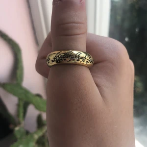 Lord of the rings ring😻🪽 - En lord of the rings/sagan om ringen ring! Helt oanvänd,köpt på sience fiction bokhandeln för 249kr!
