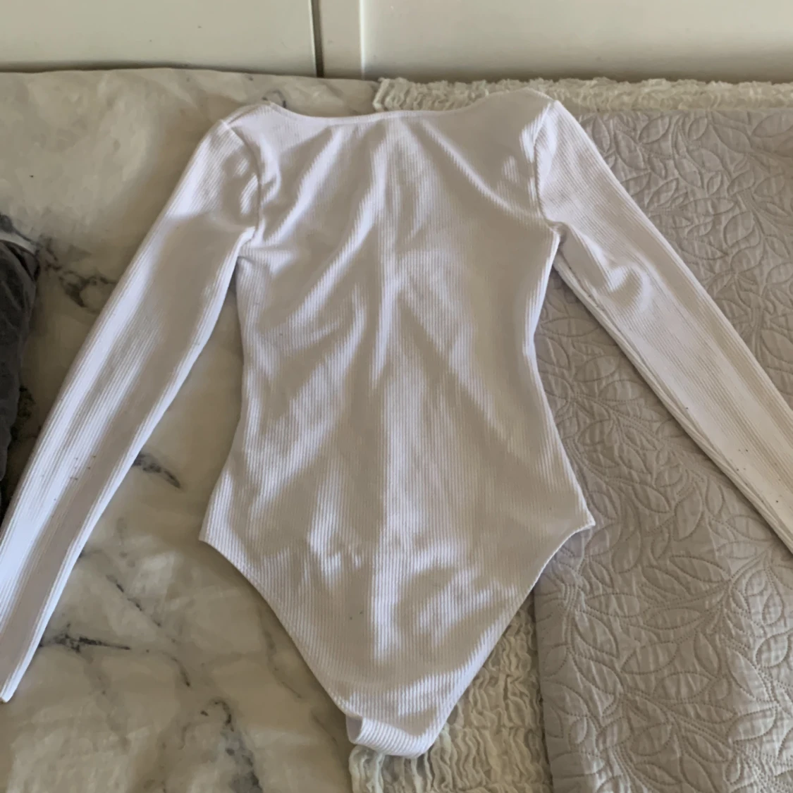 Vit ribbad bodysuit - 90