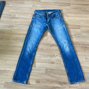 Levis 511 blå - Ett par levis 511 som är i bra skick förutom att ena benet har fransat lite