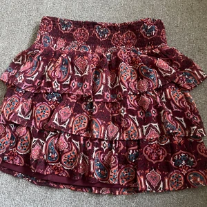 Volangkjol  - Säljer denna Volangkjol från Lindex som jag köpte förra sommaren💓 den är 146-152 men passar längre💓