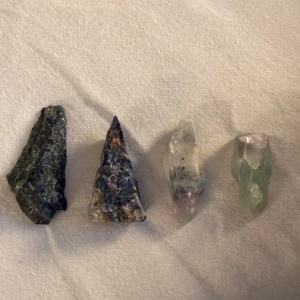 kristaller - Säljer fyra kristaller då jag inte är intresserad längre. De två ljusare är florit och de två mörkare är lapiz lazuli. Frakt 18kr, 15kr styck eller alla för 45kr. Läs beskrivning innan köp ♥️♥️