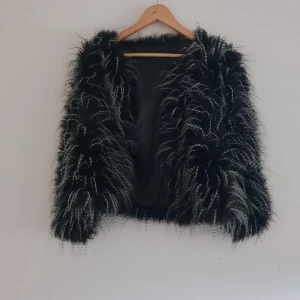 Svart faux/fur jacka - Inte äkta päls, nyskick