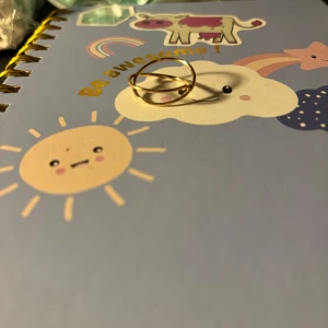 Cool ring - En cool guldfärgad ring som är i braskick 