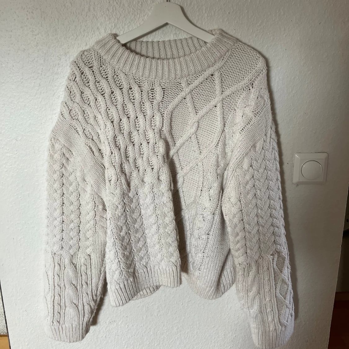 Ljus stickad tröja  - 90