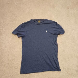 RALPH LAUREN TSHIRT  - Vi säljer nu denna Ralph lauren Tshirt i utmärkt skick nypris ca 800 vårt pris 180. Bara att skriva ol du har några funderingar🙌