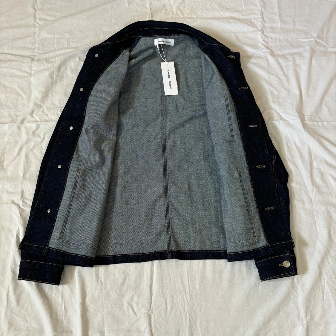 Jeansjacka, inköpt för 1899 men aldrig använd. Tags finns därmed kvar  - 90