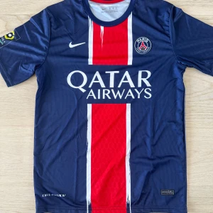 PSG DEMBELE TRÖJA 24/25 - En helt ny psg dembele tröja från den nuvarande säsongen 24/25. Tröjan är i storlek S men passar även till storlek M. Tröjan är i helt nyskick och har inte använts någon gång. Kan mötas i Stockholm eller frakta! 