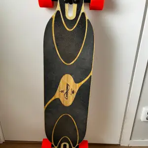 !Obs endast upphämtning! Pga tappat intresse säljs denna. Den funkar helt felfritt. Sparsamt använd men finns tecken på användning såklart. Det är en fantastisk carvinglongboard! Flex: 2 (45-84kg) Hjul: orangutang in heat 75mm