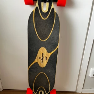 Longboard Loaded dervish sama - !Obs endast upphämtning! Pga tappat intresse säljs denna. Den funkar helt felfritt. Sparsamt använd men finns tecken på användning såklart. Det är en fantastisk carvinglongboard! Flex: 2 (45-84kg) Hjul: orangutang in heat 75mm
