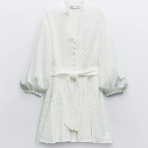 Zara klänning  - Så fin klänning från zara💕 Använd en gång, köpt för 400kr