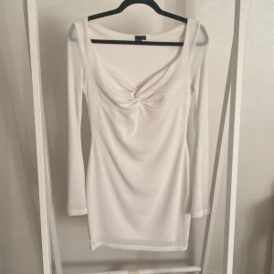 Vit kortklänning  - Vit kortklänning med utsvängda armar, storlek M. Endast använd 1 gång