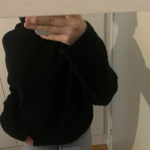 HM stickad tröja - En fin stickad tröja från HM, storleken på tröjan är XS men när den sitter på så ser den lite större ut så det funkar också för dem i storlek S