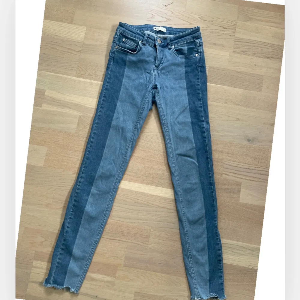 Tvåfärgade jeans från Gina Tricot med fransade benslut. Storlek 36. Använda men i fint skick.  98% bomull, 2% elastan. . Jeans & Byxor.