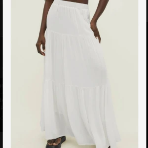 Vit maxikjol - Supersöt vit maxikjol från Stradivarius!! Säljer den då den inte kommit till användning❣️ Nypris 329kr