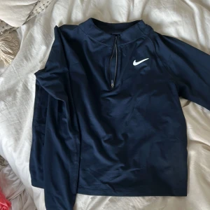 Sport övertröja - Säljer den här marinblå sport tröjan som man kan ha över en T-shirt. Strl s💕