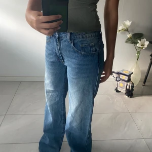 Blåa baggy jeans  - Jätte sköna mörk blåa jeans. Haft de ett tag men de har bara blivit använda 3 gånger. Storlek Xs. Original kostnad 279kr. 💖💖