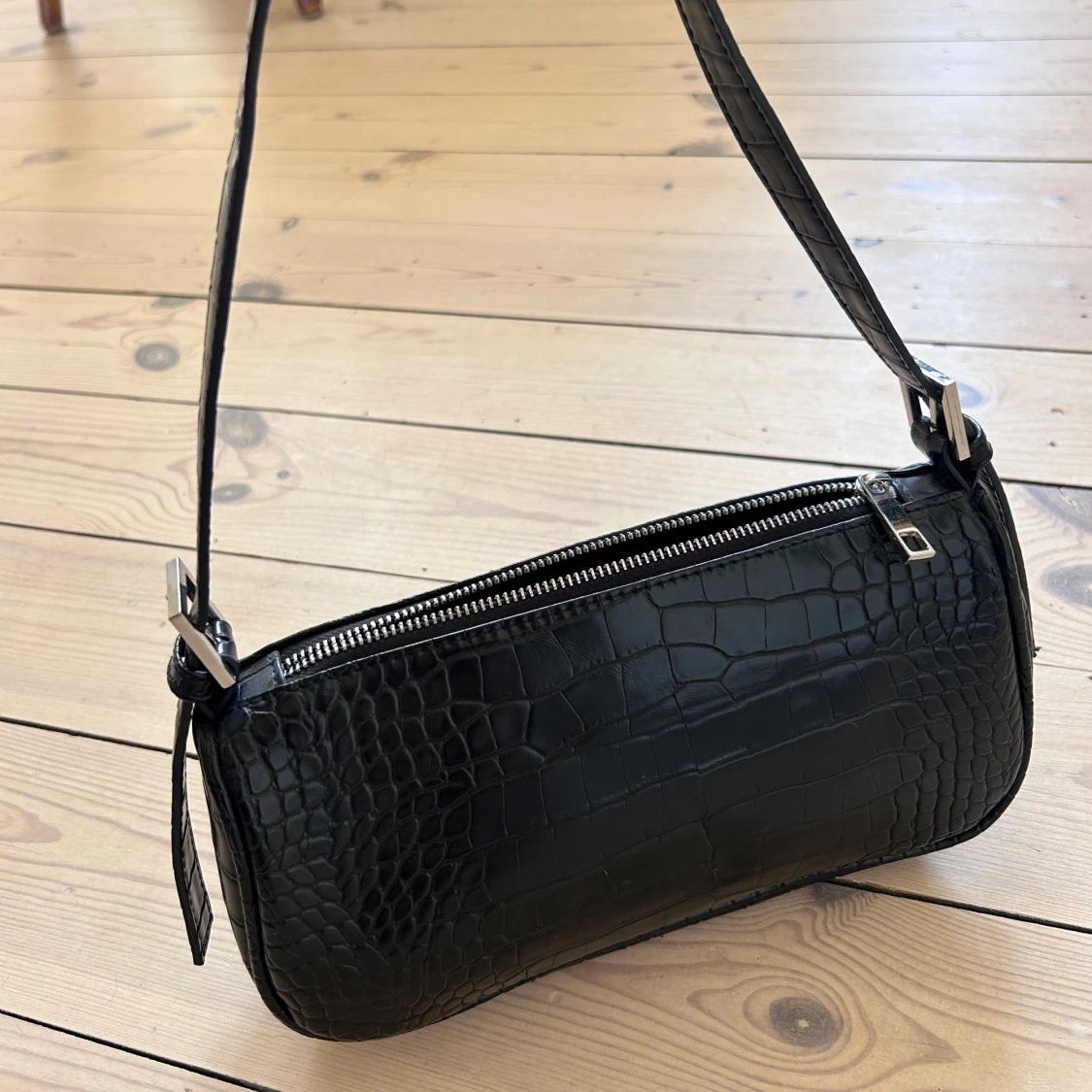 Svart axelväska med krokodilpräglat mönster - 90