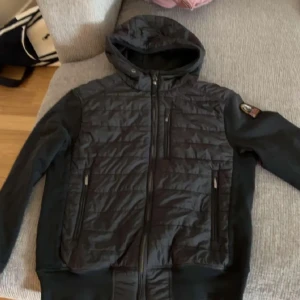 Parajumpers Cardigan - Parajumper Kofta / Jacka / Cardigan. Storlek S, saknar snören. Ställ frågor om så behövs, pris kan diskuteras!