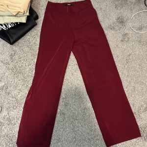 Bikbok kostymbyxor i vinröd - Säljer en likadan kostymbyxor från bikbok fast i beige! Stolek S!🔥 jättefina vinröda byxor som är lite stretchiga