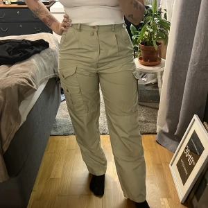 Fjällräven byxa - Fjällräven Vandringsbyxor beige stolek 38 sitter väldigt bra som 36 också!✨det är en gammal variant men de är äkta! Jag har kontaktat fjällräven och variefierat det också! Köpt från tradera för 800kr. Den har massa fickor (gömda fickor)🫣😁