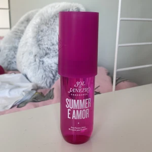 Säljer min Limited Edition Sol de Janeiro då jag tyvärr inte gillar lukten! - Jag har haft den i en månad ca och har blivit använd fåtal gånger,ni ser hur mycket det är kvar på andra bilden! Var inte rädda att skicka prisförslag eller att skicka frågor om intresserad!🥰