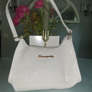 Handväska  - Handväska från shein! Aldrig använd  