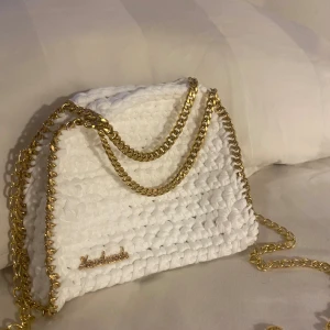 Väska  - Egenvirkad Stella McCartney liknande väska, i vitt färg med guldkedja 🤍