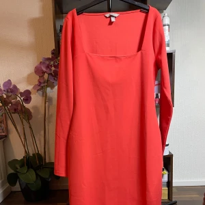Röd klänning  - Röd lång tajt klänning ifrån HM använt 2 gånger bara köptes för en födelse dag jätte fin passform på klänningen funkar för vardag/fest 