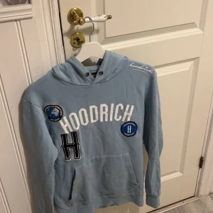 Hoodrich hoodie - Hoodrich hoodie Inge fläckar elle nått fel de ändå är att den inte har några snören säljer denna för att ja inte har nån användning av den .  De är bara att skriva om de är nått 😁