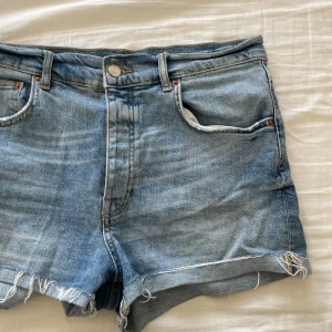 Jeansshorts - Jeansshorts från GinaTricot i bra skick. Små i storleken