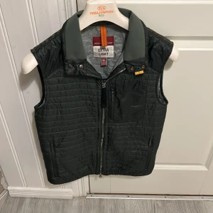 Parajumper vest  - Mörk grön parajumper vest storlek M men passar alla med S Inge fel . Säljer den för har ingen användning av den ny prisa nånstans runt 3000/4000kr
