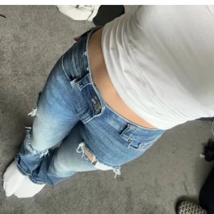 Lågmidjade jeans - Säljer dessa snygga lågmidjade jeans som jag köpte här på plick då de var för små för mig. Midjemått rakt över ca 34cm, innerbenslängd ca 71cm. (Lånade bilder)💗💕