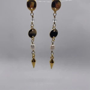 Royal spike guld  - 45kr per par, rostfria stift, finns flera i lager 😊 kolla gärna in min instragram ”ebnorth” där jag främst sköter försäljningen💗  Massa mer smycken i samma stil hittar ni i min profil🤩