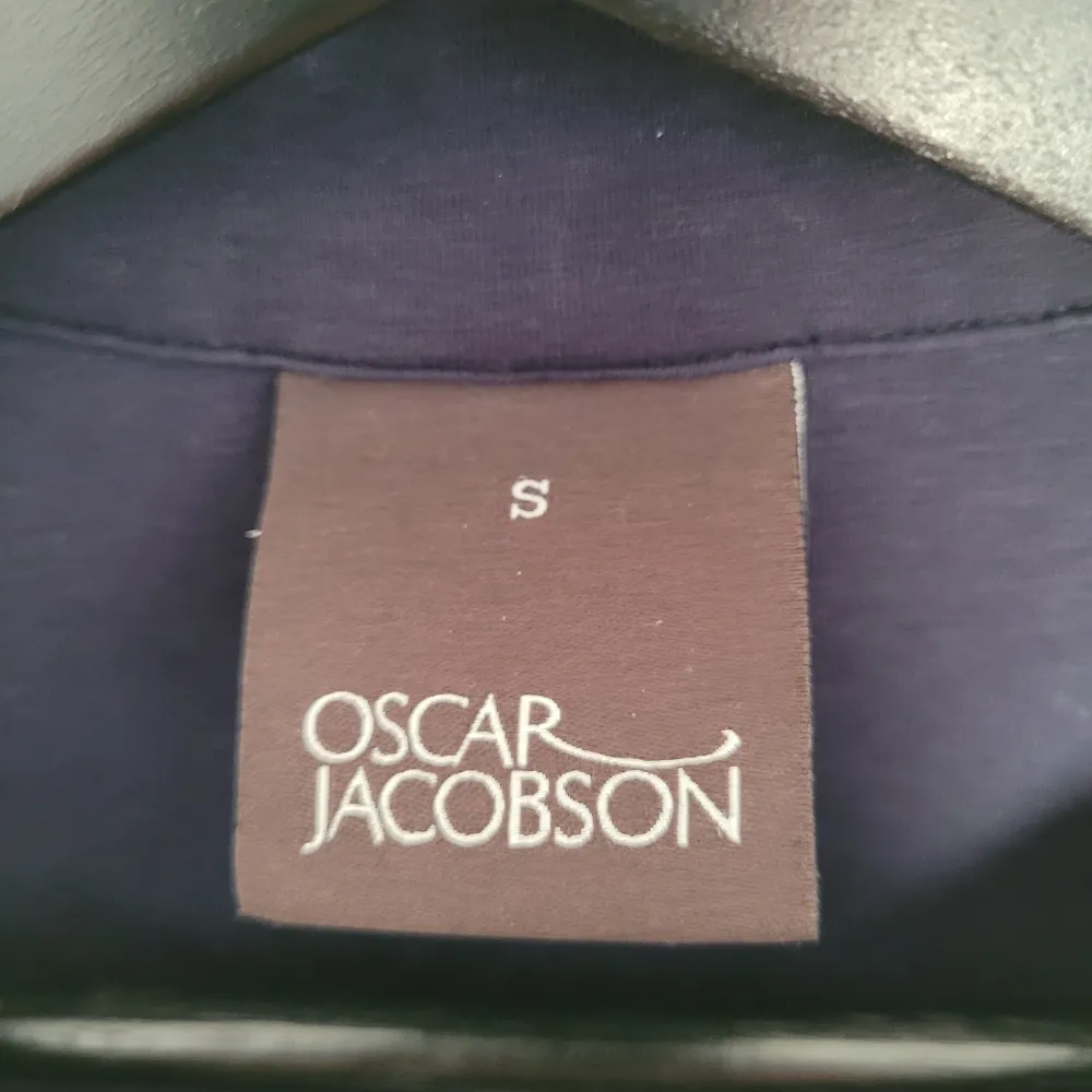 Snygg mariblå piké från oscar jacobson . T-shirts.