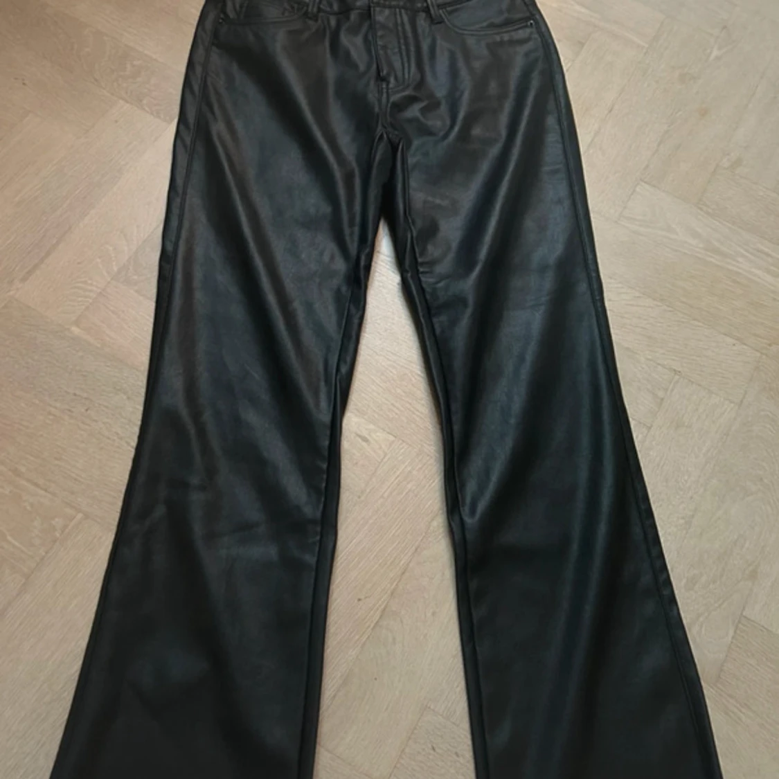 Bootcut utsvängda skinnbyxor