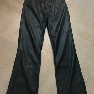 Bootcut utsvängda skinnbyxor - En fläck som säkert går bort med galltvål, använd några gånger 