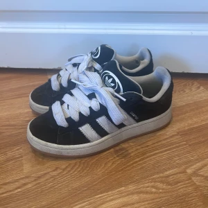 Adidas Campus 00s - Säljer mina campus 00s då jag tröttnat på dem, använda i cirka 1 år men är i fint skick! 