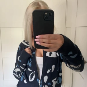 BARBARA LEBEK kofta - Jättesnygg kofta från Barbara Lebek-Nypris ca 2000kr. Använd fåtal gånger och superbra skick. Säljs då den inte kommer till användning längre💗